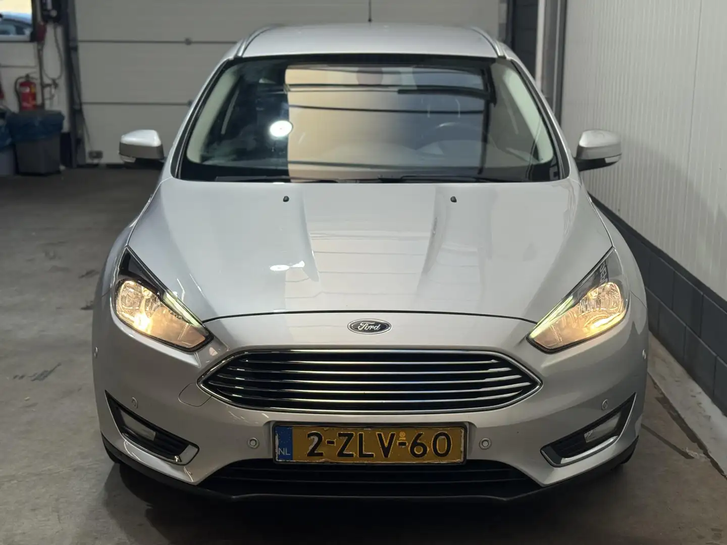 Ford Focus Wagon 1.0 Titanium Edition Grau - 2