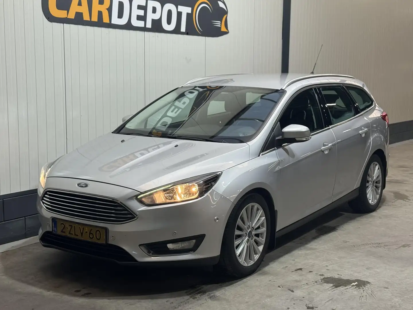 Ford Focus Wagon 1.0 Titanium Edition Grau - 1