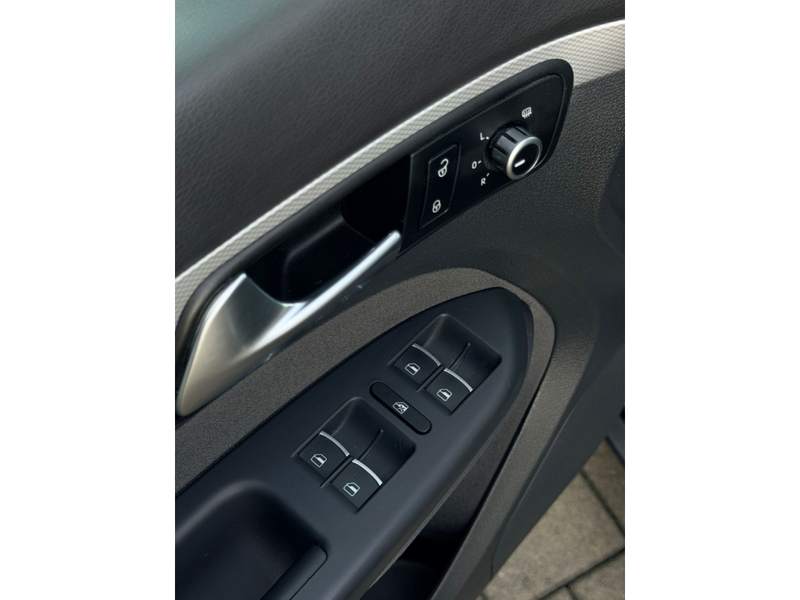 Volkswagen Touran 2.0 TDI DSG Life+AHK+BiXenon+PDC+SHZ+16'' — photo 11