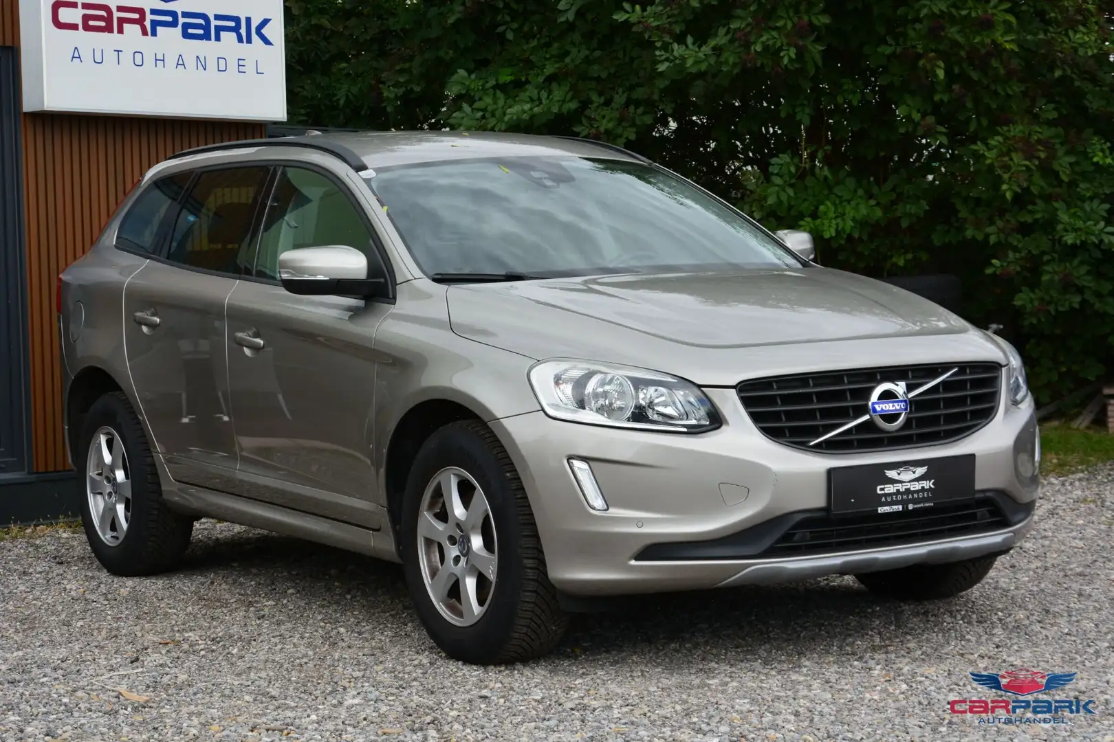Volvo XC60 D4 AWD Kinetic Geartronic Silber - 1