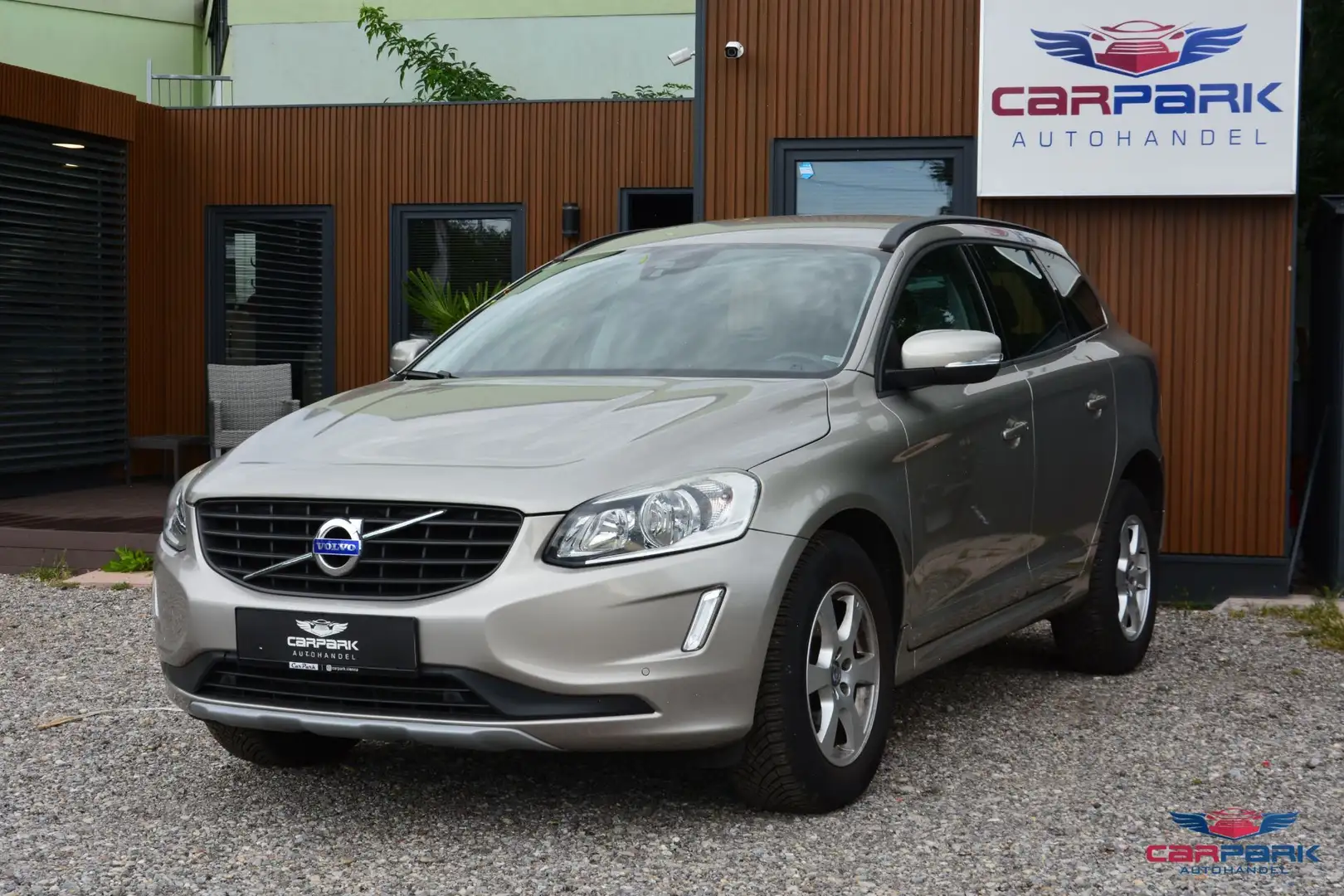 Volvo XC60 D4 AWD Kinetic Geartronic Silber - 2