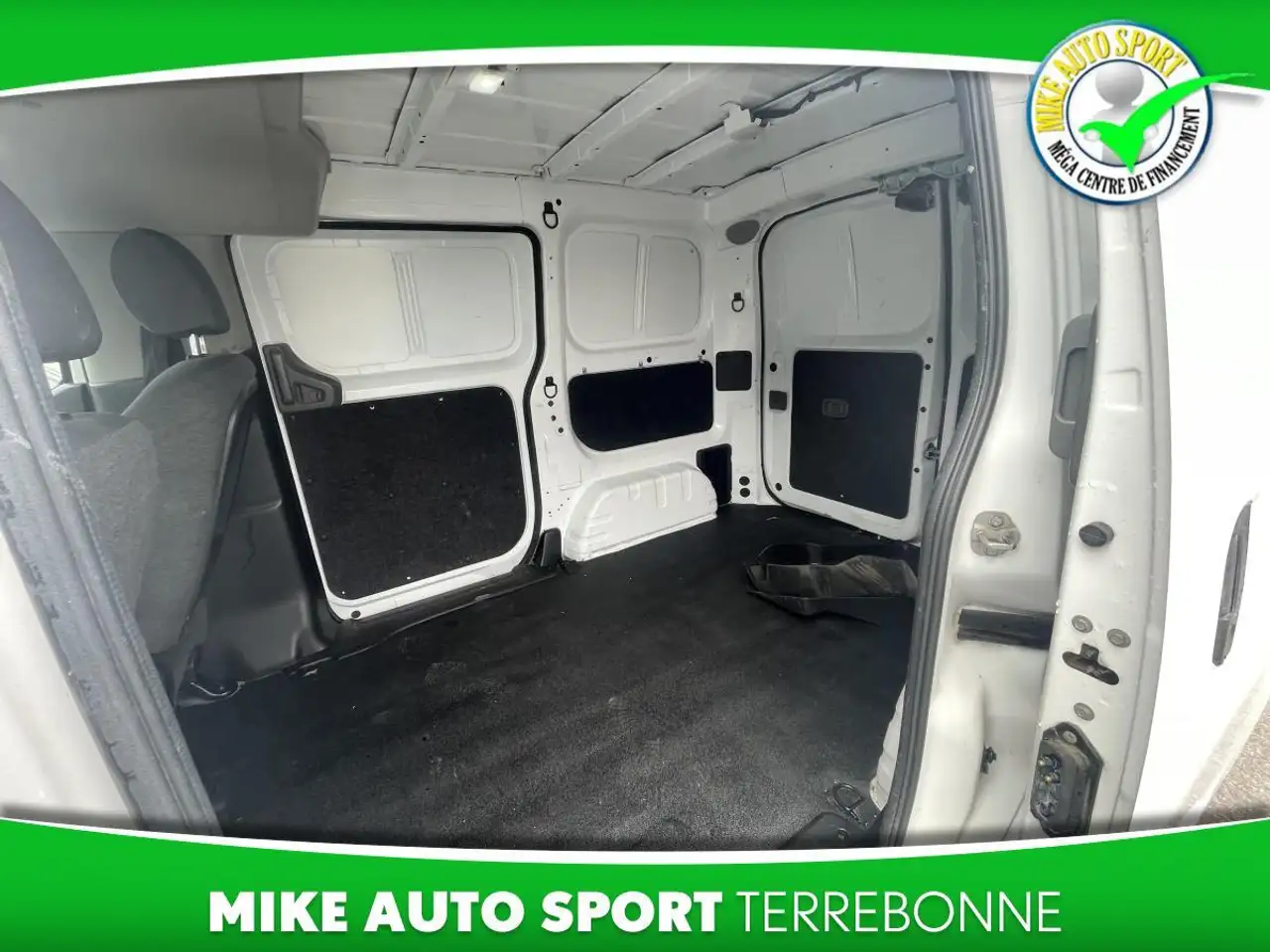 Nissan NV200 снимка Nissan NV200