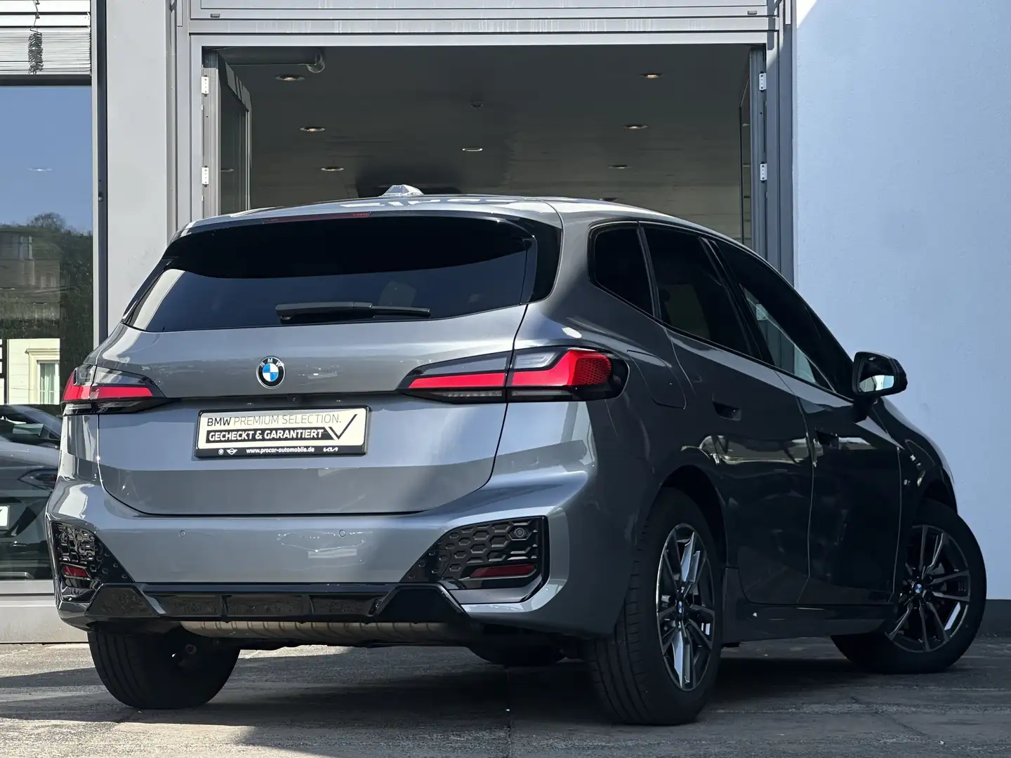 BMW 220 i Active Tourer M Sport DA Prof PA+ HuD H/K Grau - 2