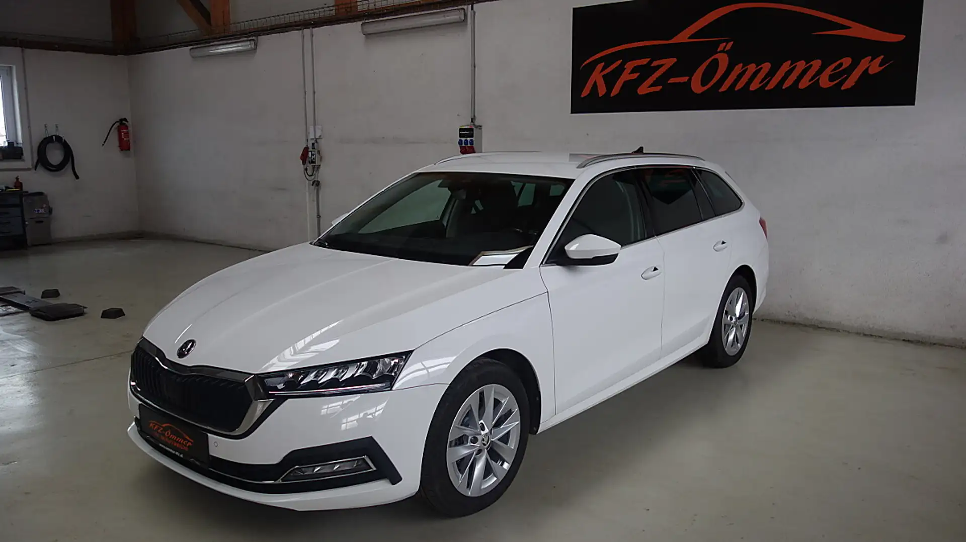 Skoda Octavia Combi 2,0 TDI Style DSG,AHK,Head-Up,ACC,Keyless... Weiß - 1