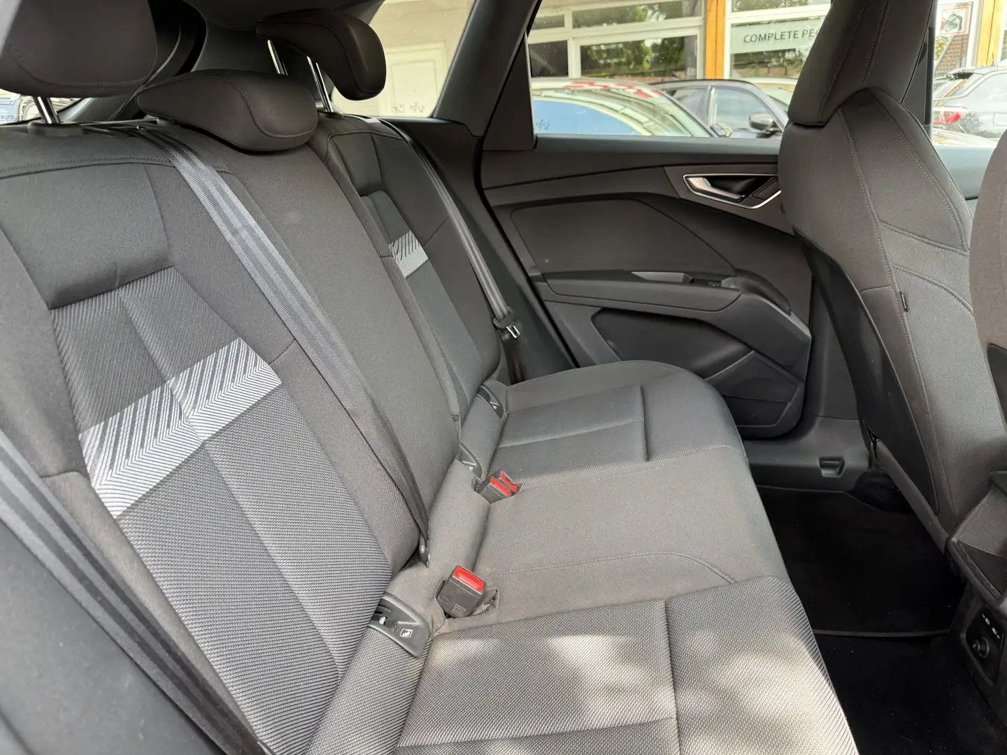 Audi Q4 e-tron 40 Launch edition Advanced 77 kWh, Navi & CarPlay Grijs - 2
