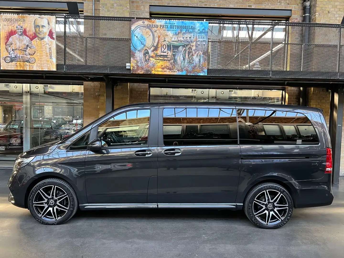 Mercedes-Benz V 300 d EXCLUSIVE EDITION 4MATIC lang Grijs - 2