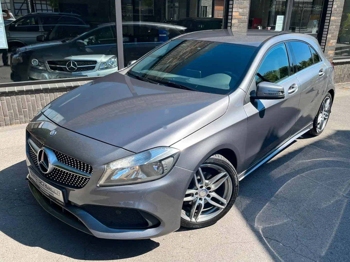 Mercedes-Benz A 180 AMG Paket/1HAND/GroßeKlima/Vollleder/Sitzh siva - 2