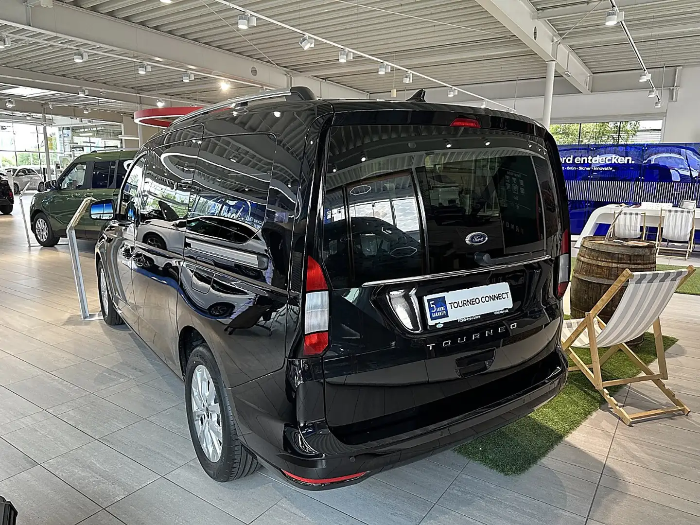 Ford Grand Tourneo Connect 2,0 EcoBlue L2 Titanium Aut. Schwarz - 2