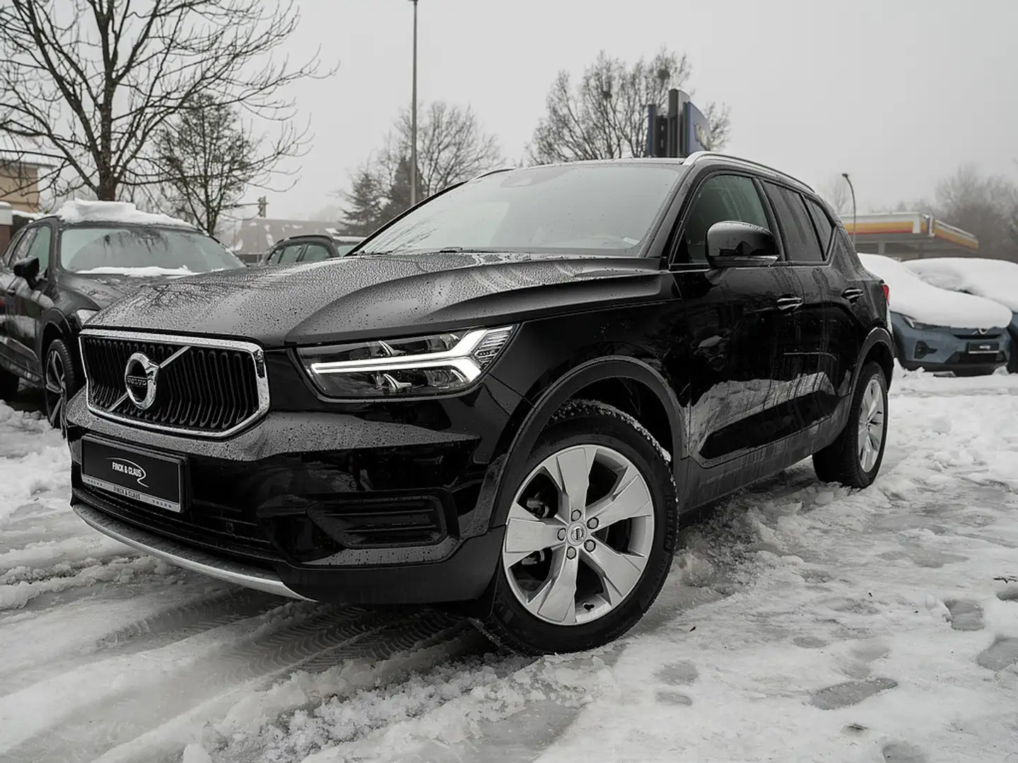 Volvo XC40 T3 Momentum Schwarz - 1