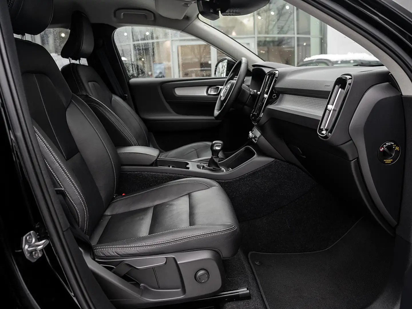Volvo XC40 T3 Momentum Schwarz - 2