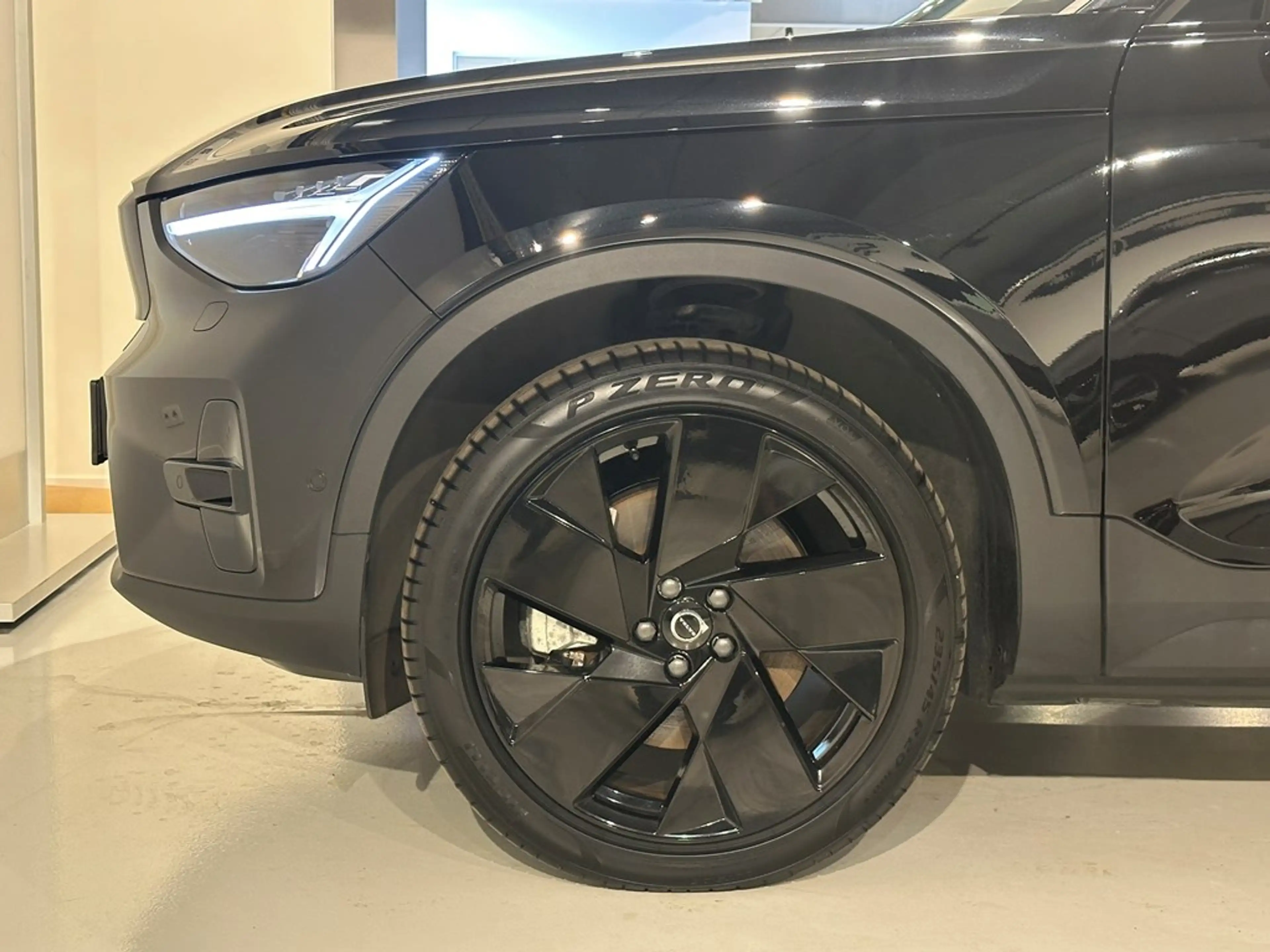 Volvo EC40 Recharge Black Edition Extended Range — photo 3