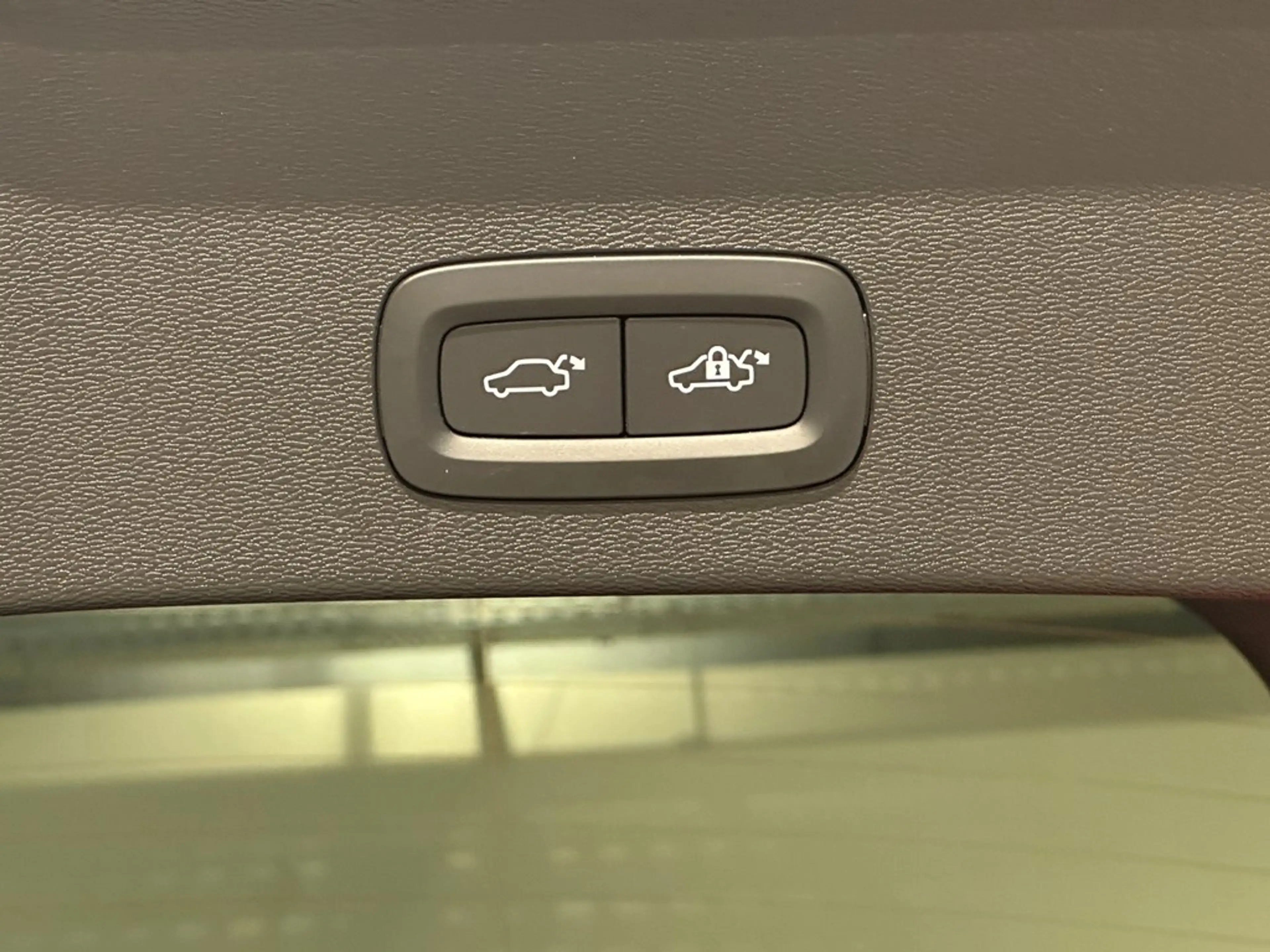Volvo EC40 Recharge Black Edition Extended Range — photo 8