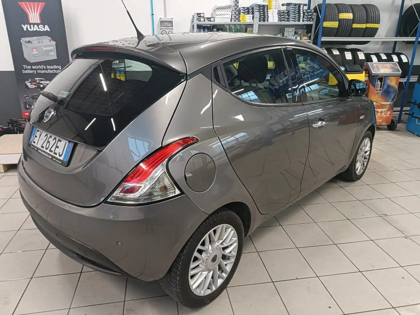 Lancia Ypsilon Ypsilon1.3 mjt Gold 95CV Grau - 2