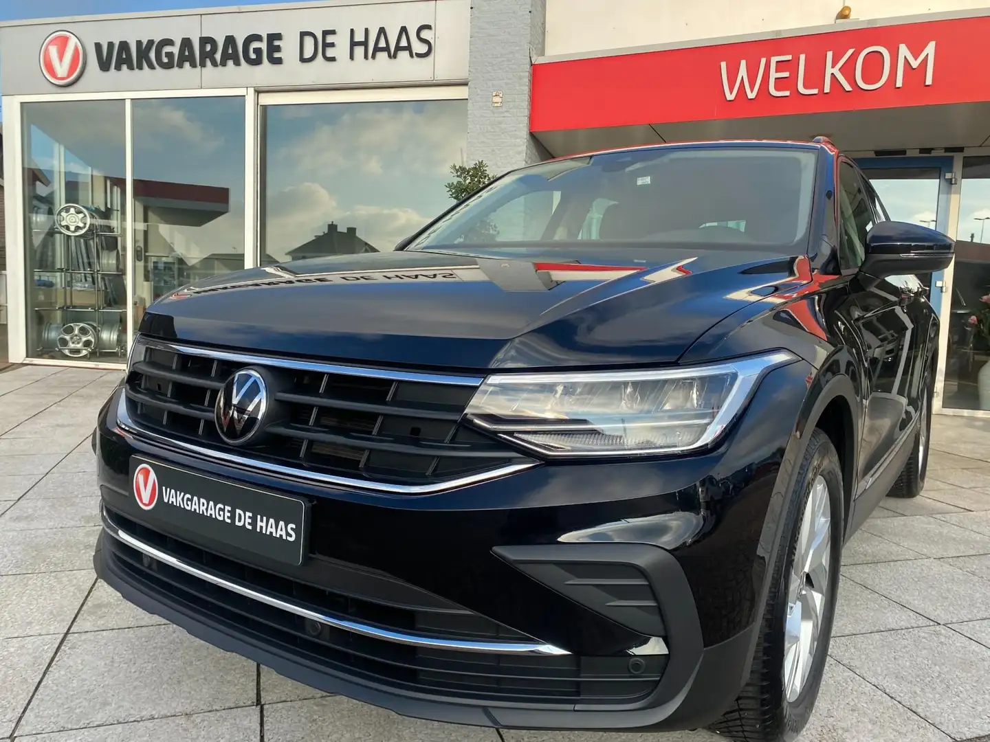 Volkswagen Tiguan 1.5 TSI Life Business Zwart - 2