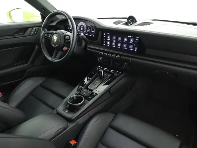 Porsche 911 view 7