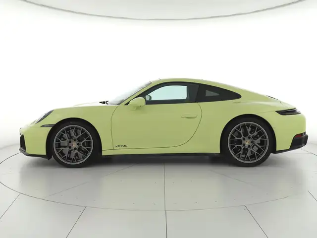 Porsche 911 view 5
