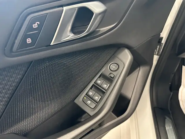BMW 1 Series view 10