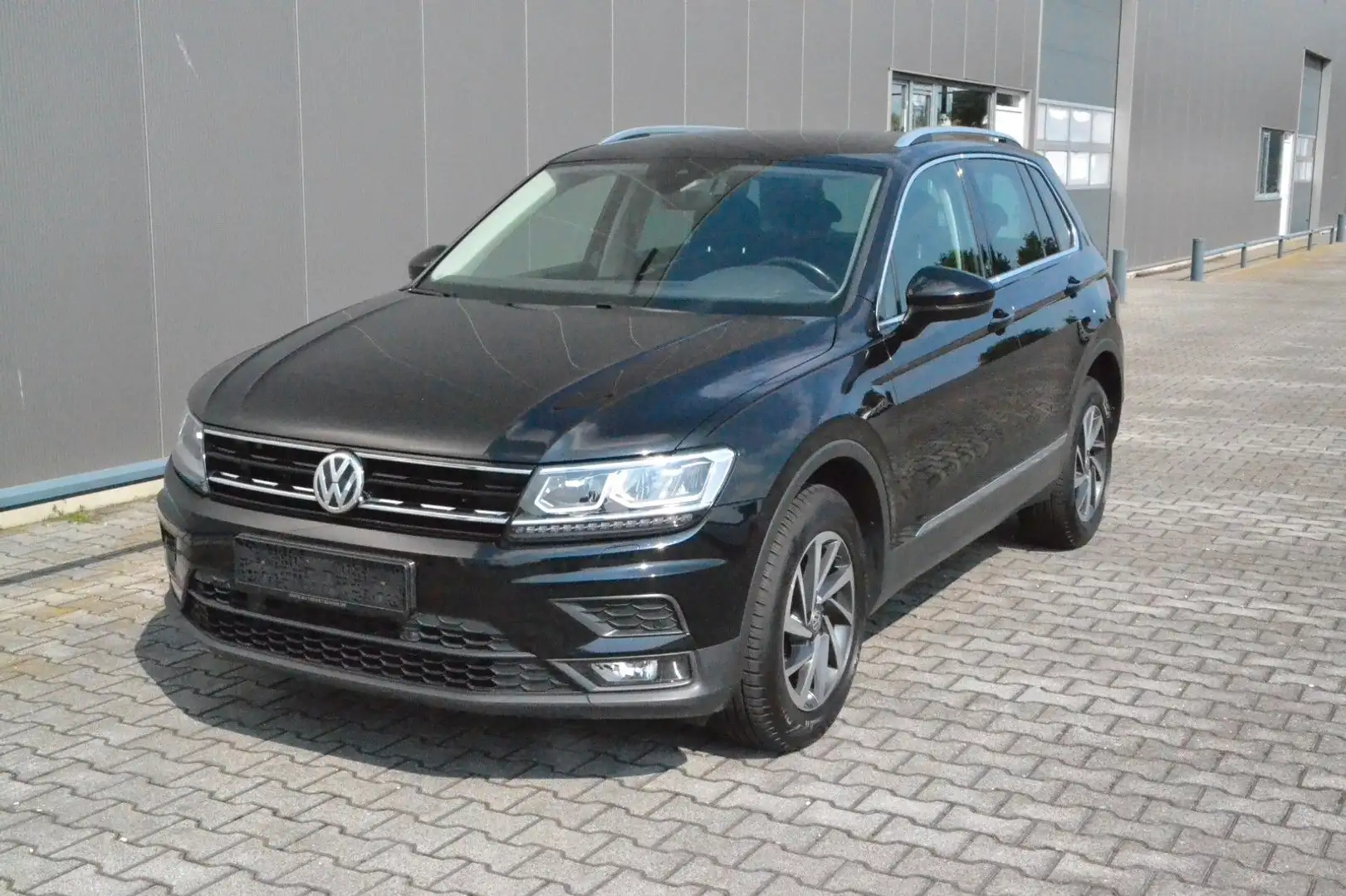 Volkswagen Tiguan Sound 4Motion Klima Navi Temp AHK LED Schwarz - 1
