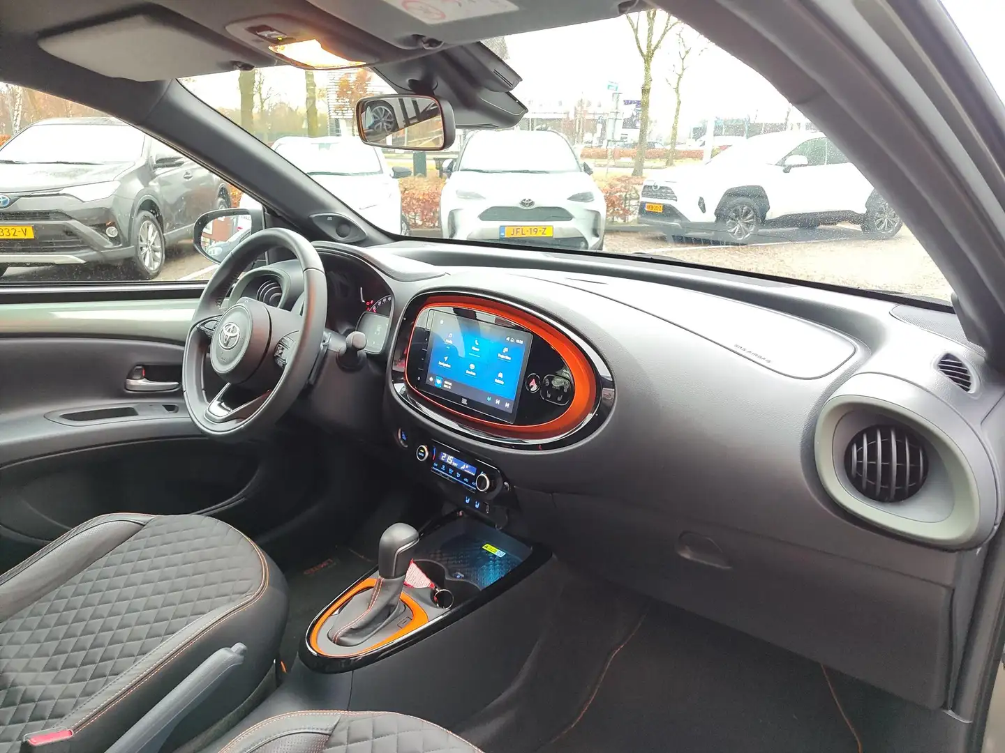 Toyota Aygo X 1.0 VVT-i CVT LIMITED JBL-AUDIO STOELVERW PARK-SEN Grün - 2