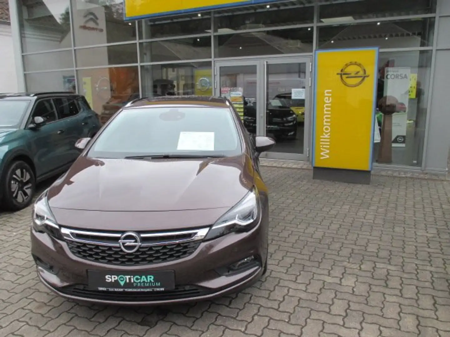 Opel Astra Sports Tourer Active mit AHK Brun - 1