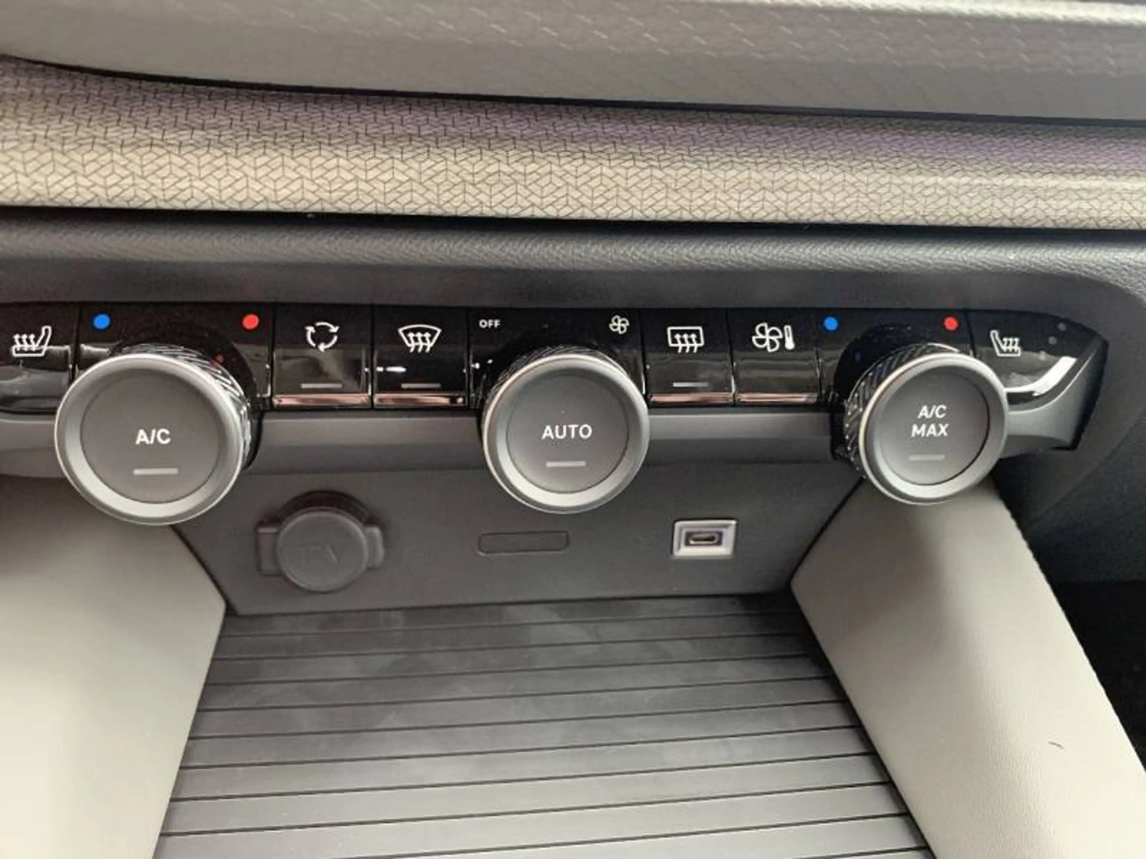 Citroen C5 X 1 Hybrid 225 e-EAT8 Shine Pack — photo 14