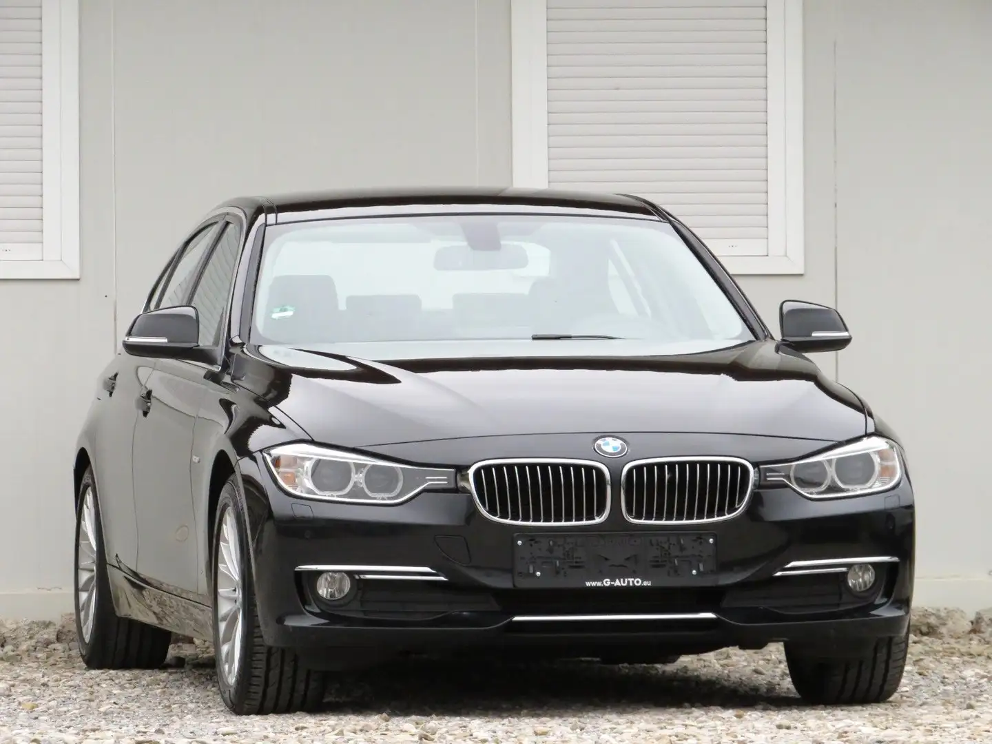 BMW 320 d lim. Luxury Aut. Bi-Xenon LED/NAVI/LEDER Noir - 1