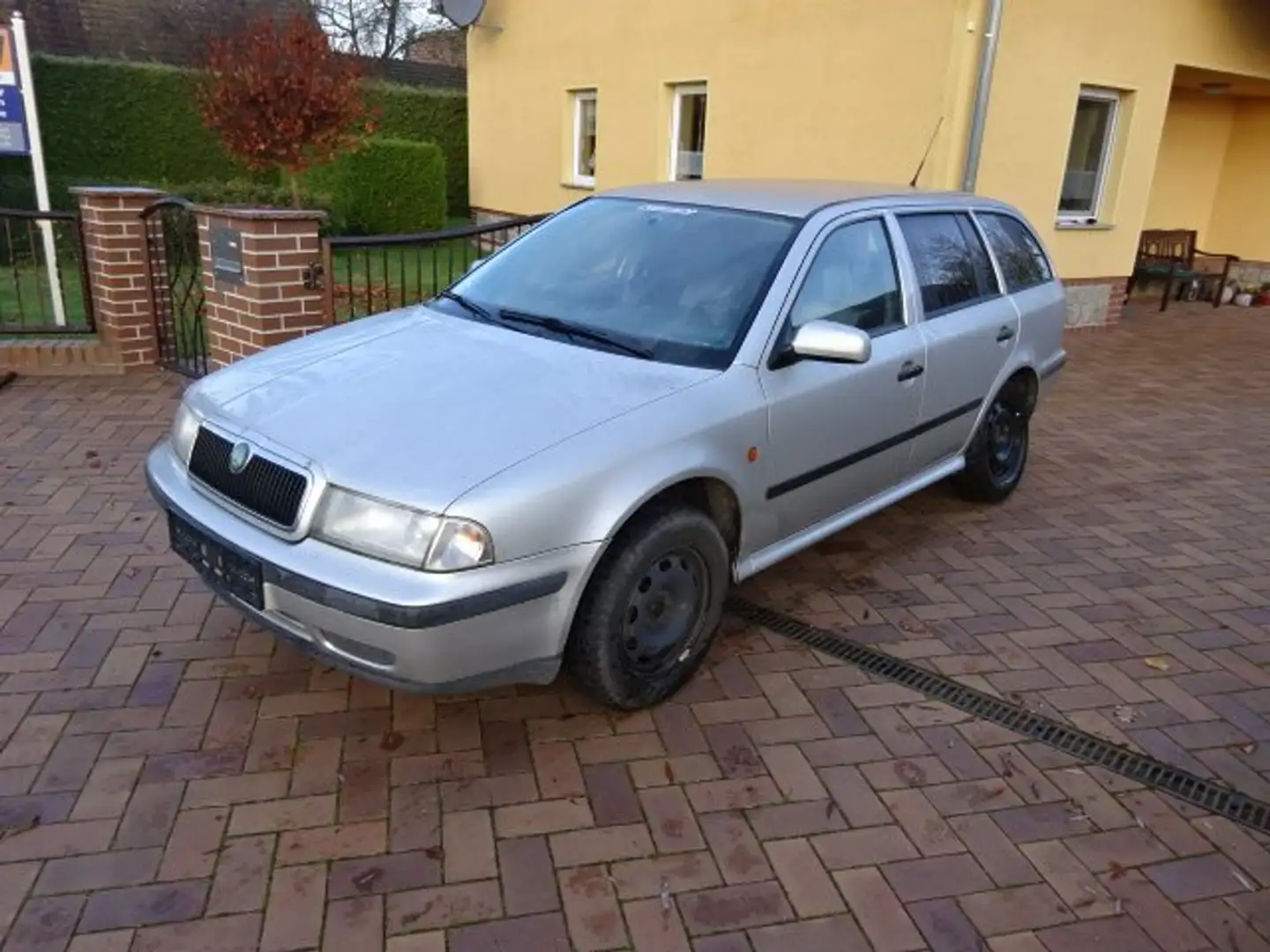 Skoda Octavia 1.6 Combi GLX + TüV 05/27 + Hinterachse defekt Silber - 1