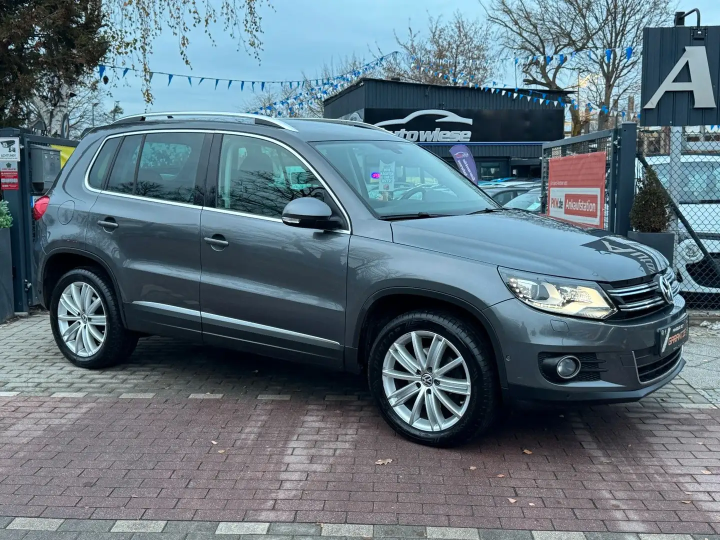 Volkswagen Tiguan Sport & Style 4Motion*Pano*Navi*Xenon*AHK Grau - 1