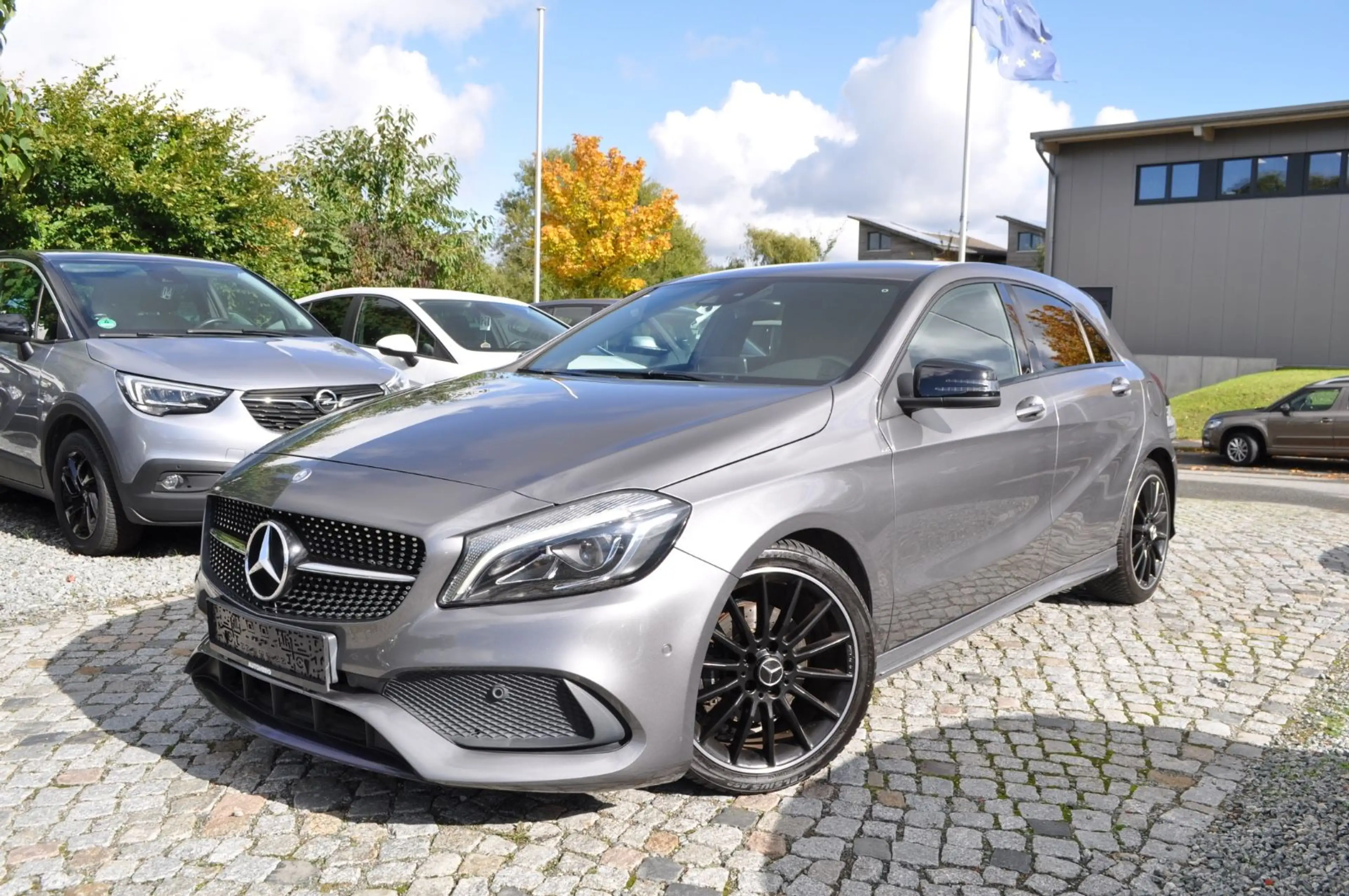 Mercedes-Benz A 180 / AMG SPORTPAKET/PDC/LED/ NAVI