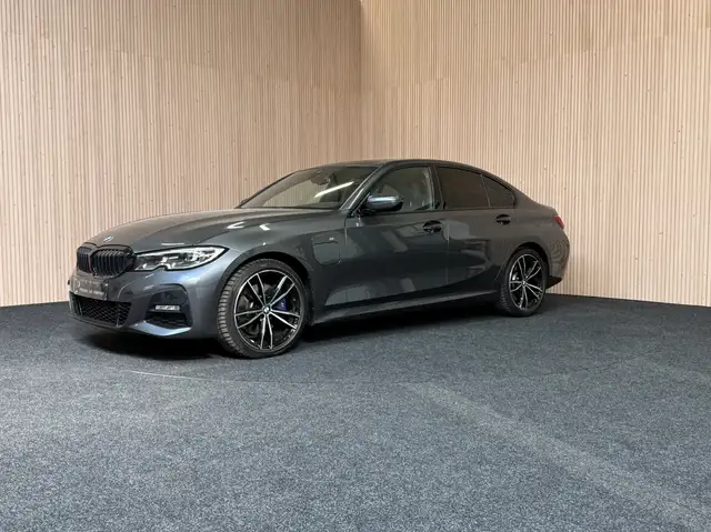 BMW 330 330eAS PHEV| M-pack|Open dak| DAB|camera|Led|Hifi
