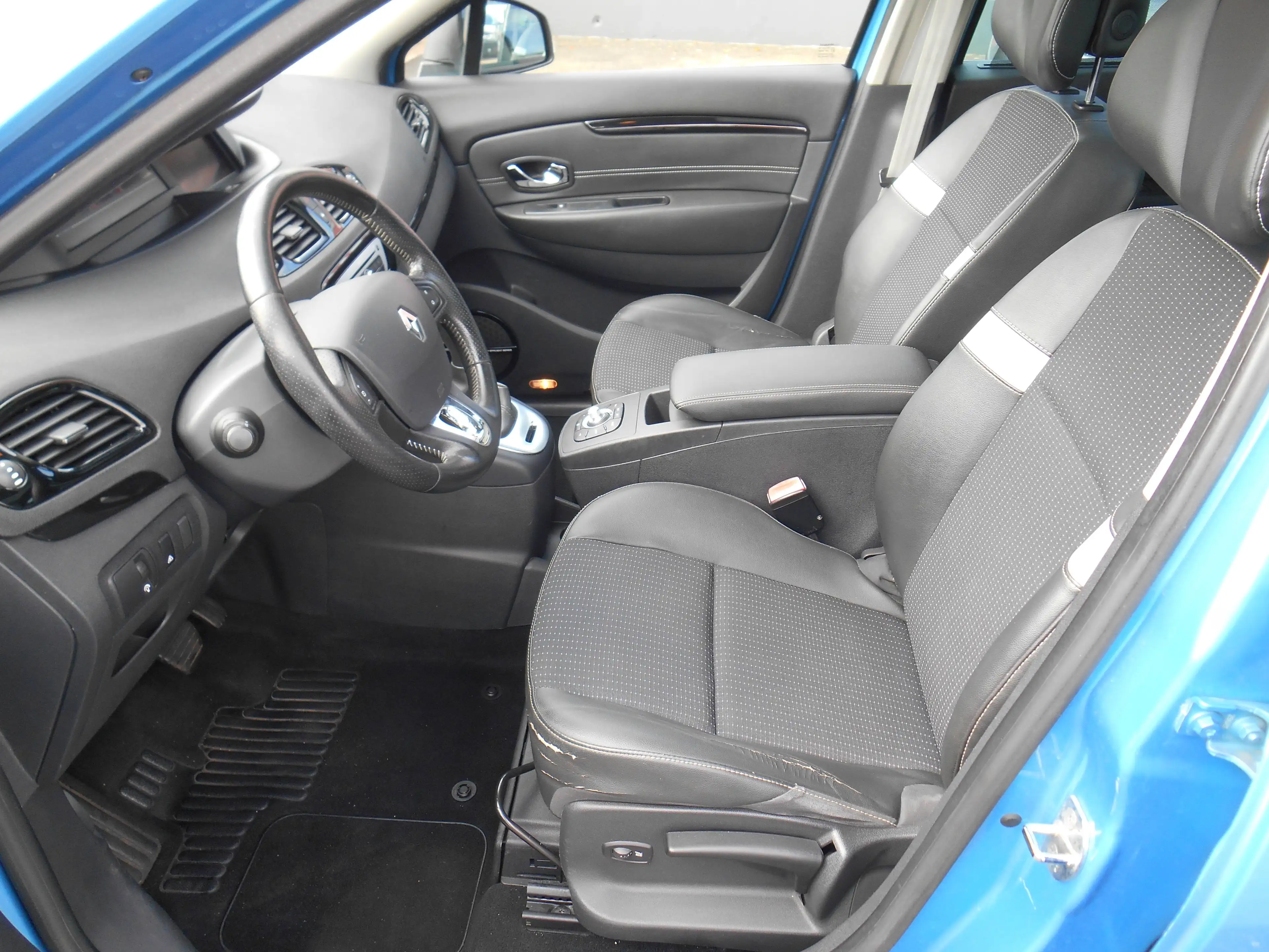 Renault Scenic Grand BOSE Edition 7-Sitzer 1-Hand Automatik Sommer und Winterräder r — photo 8