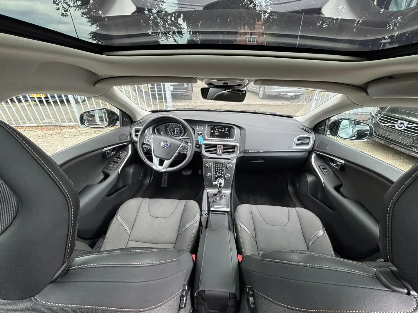 Volvo V40 Cross Country 2.0 T4 AWD ACC Panorama BLIS PDC camera Zwart - 2