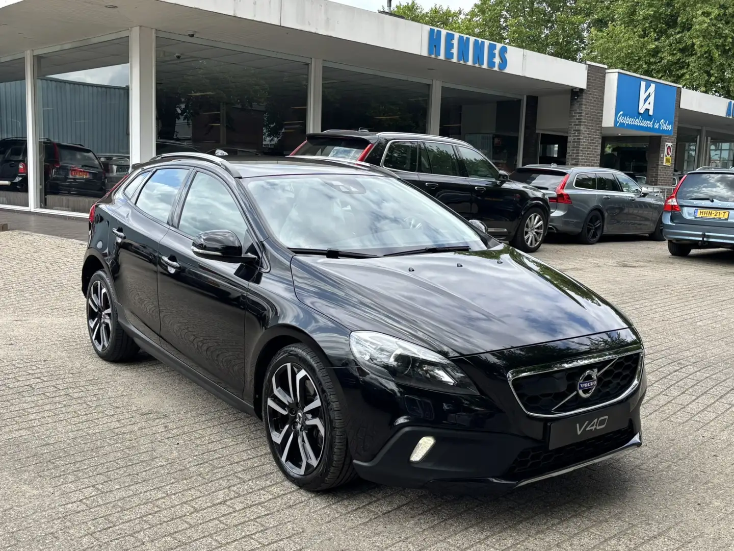 Volvo V40 Cross Country 2.0 T4 AWD ACC Panorama BLIS PDC camera Zwart - 1