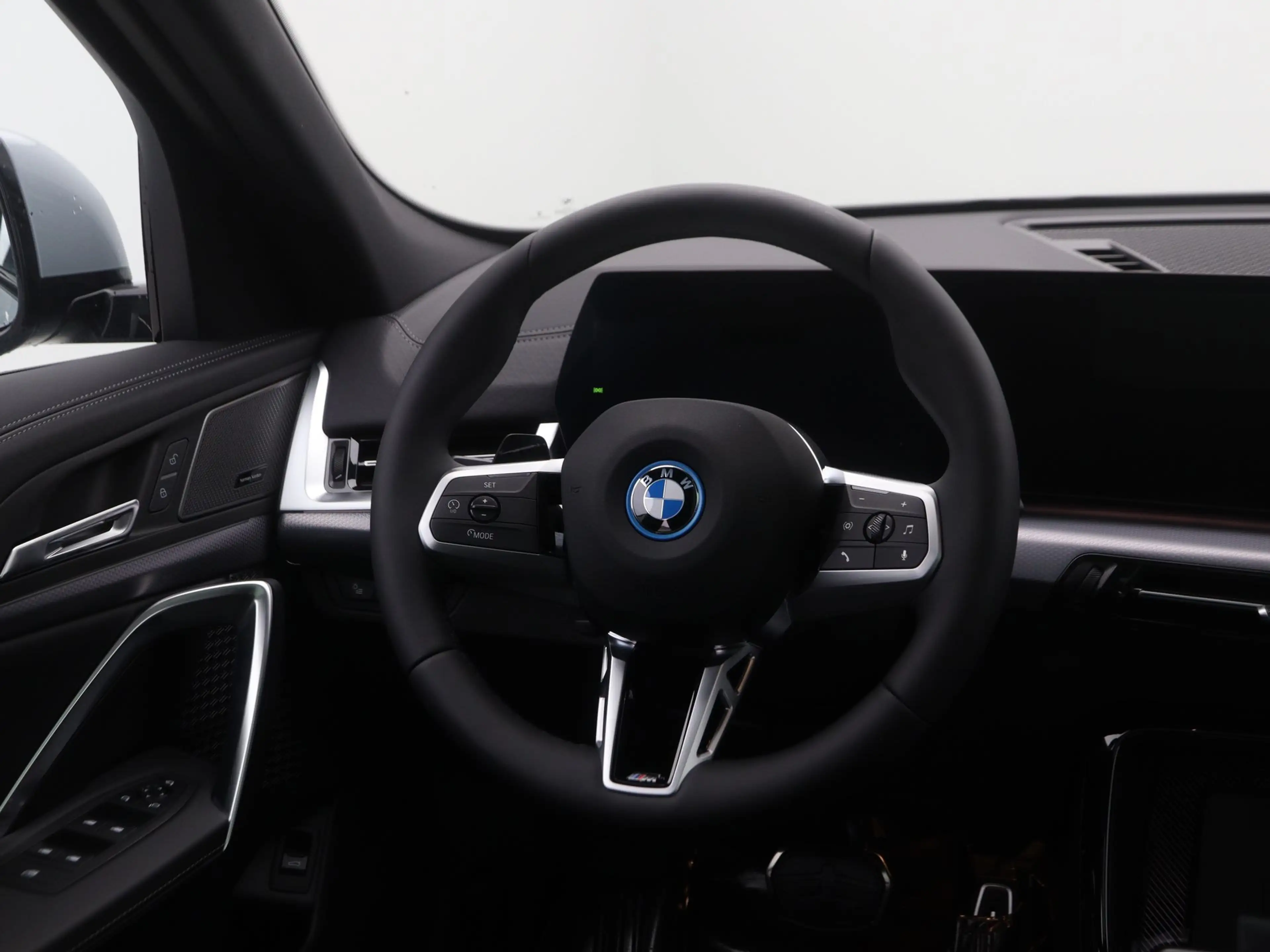 BMW iX2 eDrive20 67 kWh M Sport Edition — photo 2