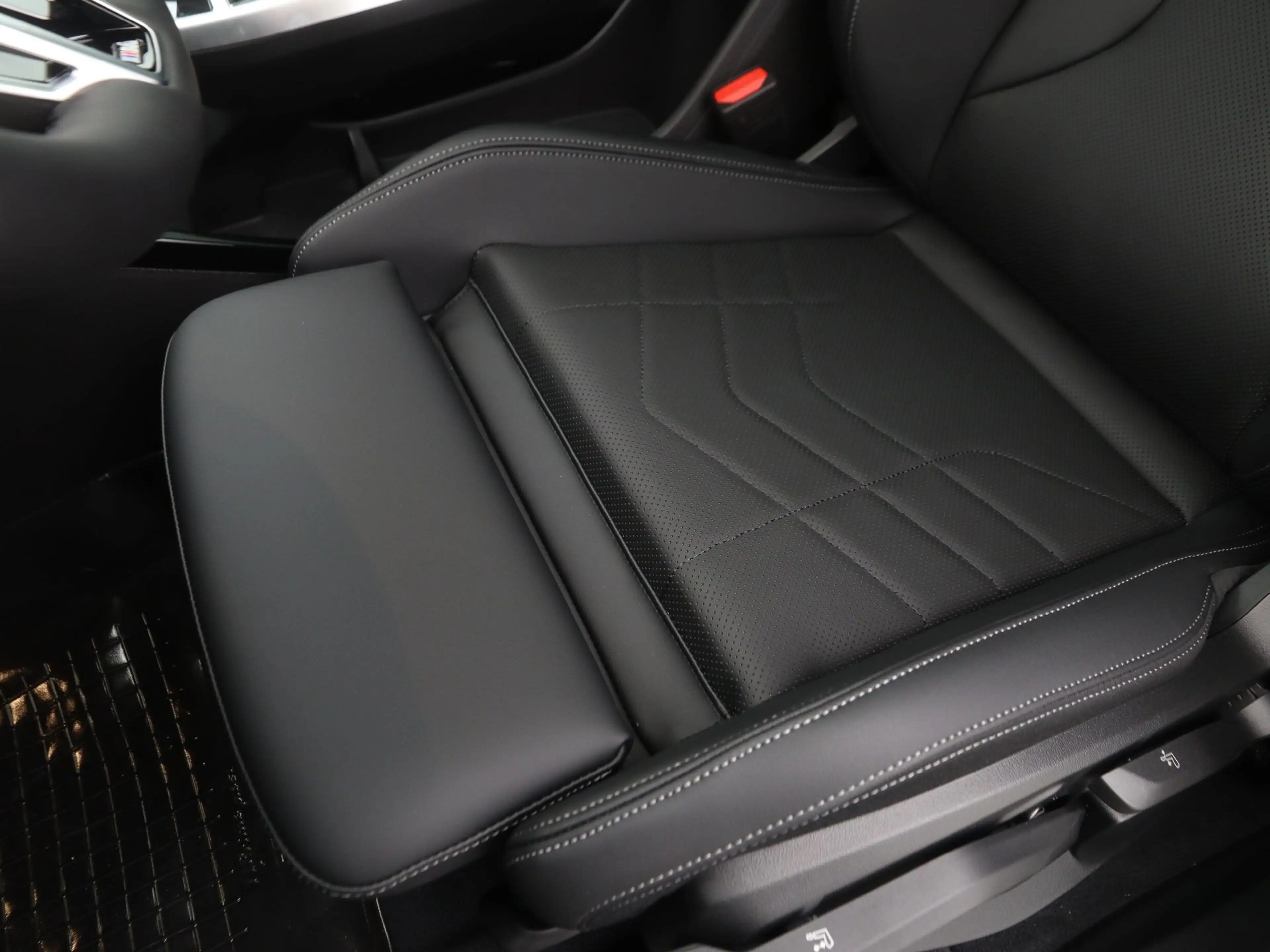 BMW iX2 eDrive20 67 kWh M Sport Edition — photo 14