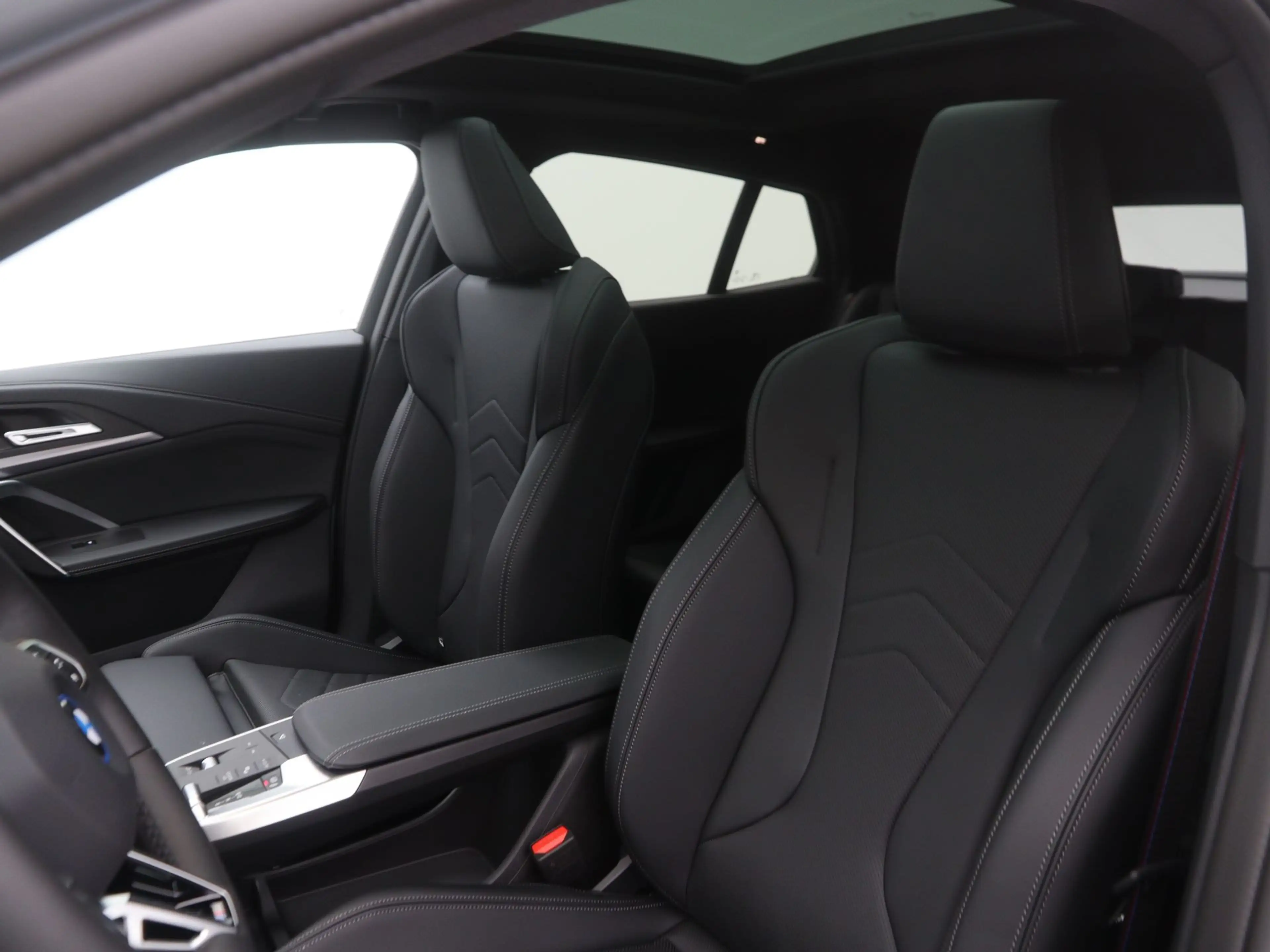 BMW iX2 eDrive20 67 kWh M Sport Edition — photo 4