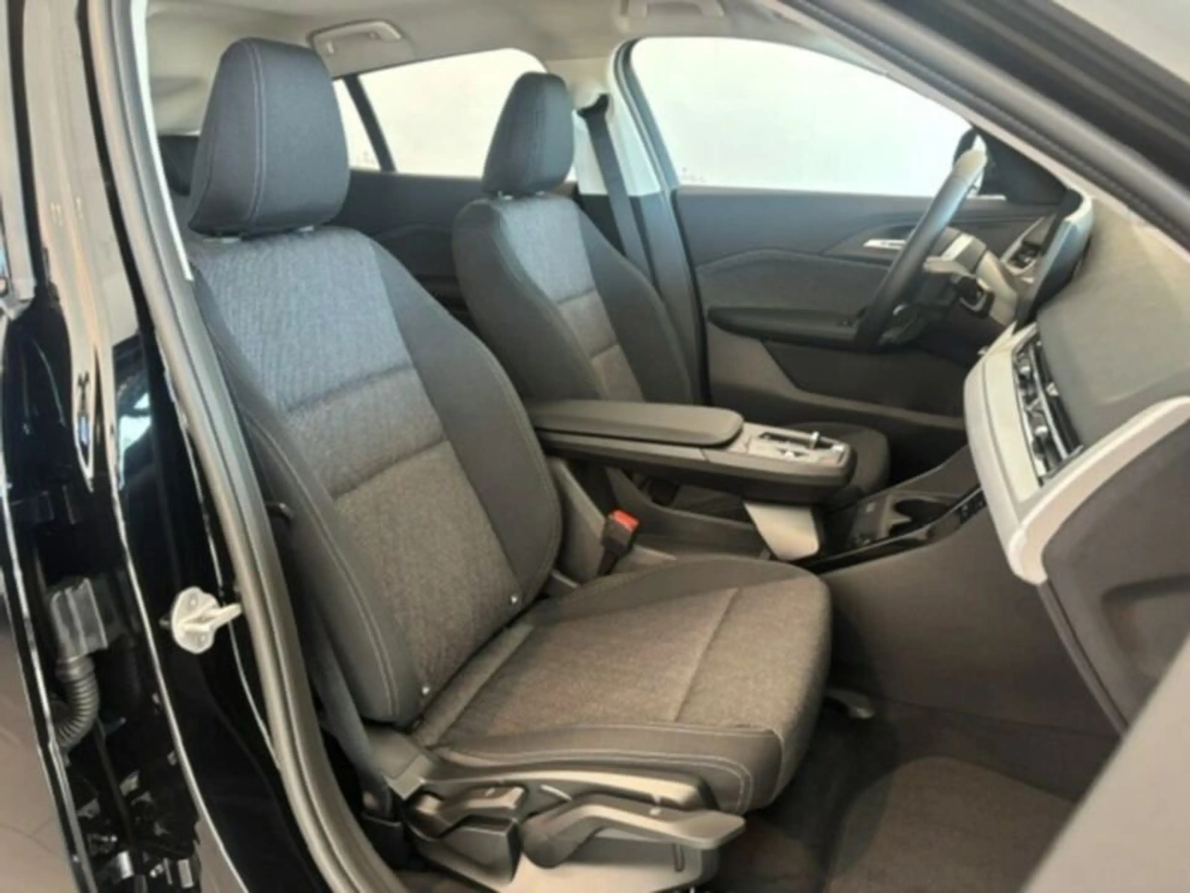 BMW iX2 eDrive20 — photo 10