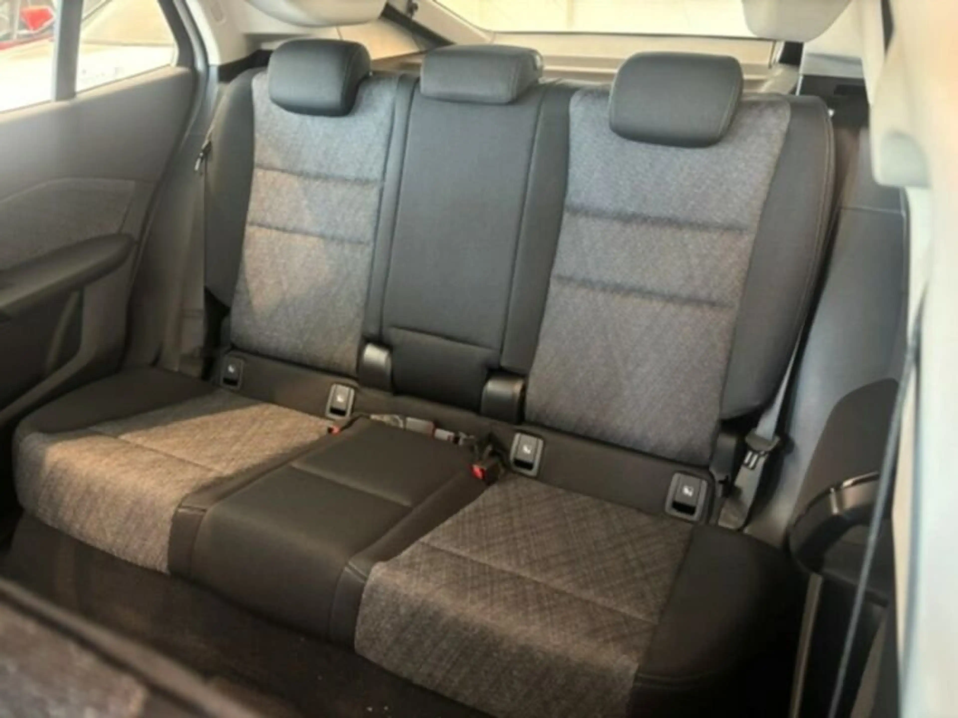 BMW iX2 eDrive20 — photo 12