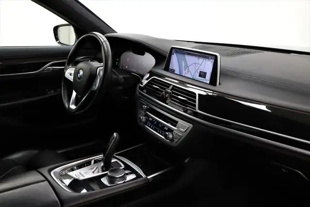 BMW 7 Series view 28