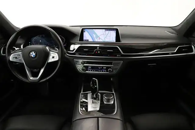 BMW 7 Series view 25