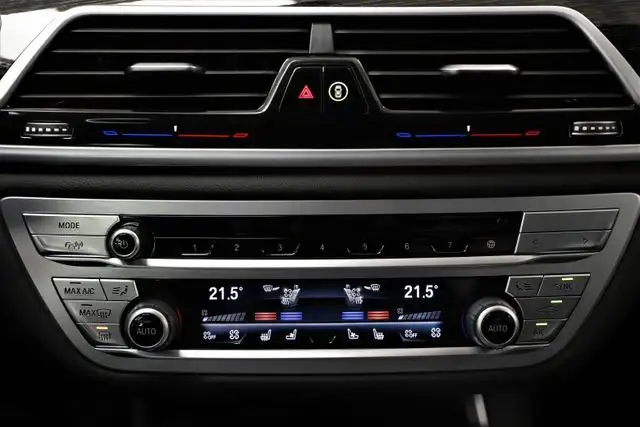 BMW 7 Series view 19