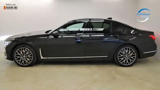 BMW 7 Series view 4