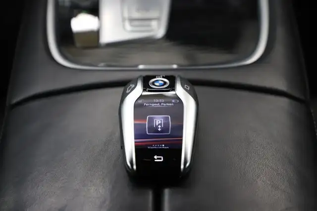 BMW 7 Series view 18