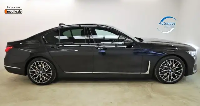 BMW 7 Series view 5