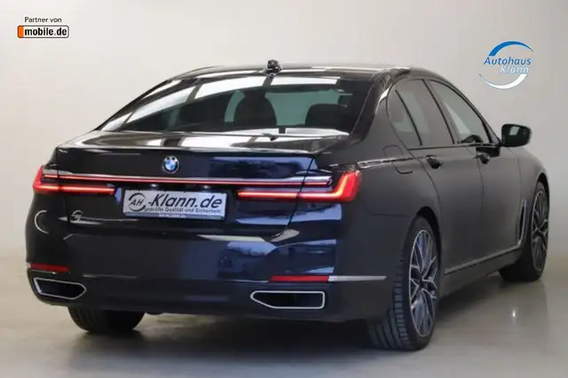 BMW 7 Series view 8