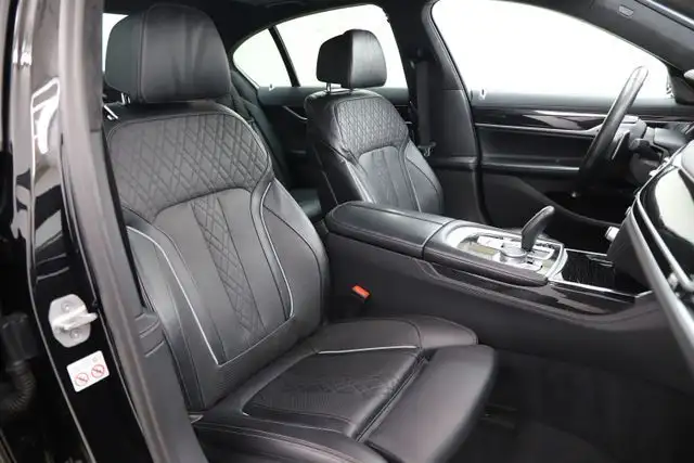 BMW 7 Series view 27