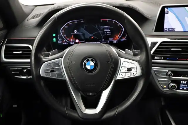 BMW 7 Series view 24