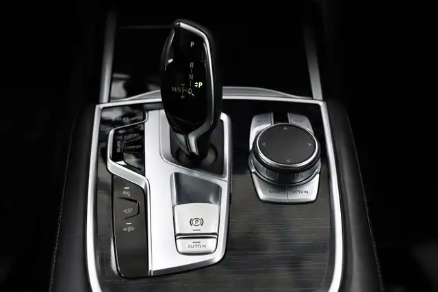 BMW 7 Series view 17
