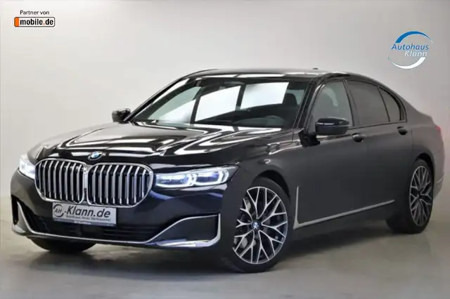 BMW 7 Series view 3
