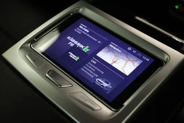 BMW 7 Series view 13